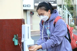 Học sinh sát khuẩn tay. (Nguồn: TTXVN)