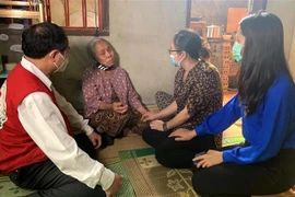 Đại diện Tỉnh đoàn, Hội chữ thập Đỏ, Ban an toàn giao thông tỉnh Thanh Hóa thăm hỏi, động viên các gia đình có nạn nhân tử vong do tai nạn. (Ảnh: Nguyễn Nam/TTXVN)