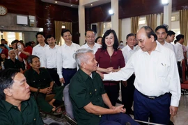 Chủ tịch nước Nguyễn Xuân Phúc thăm hỏi thương bệnh binh tại Trung tâm Điều dưỡng Thương binh Thuận Thành. (Ảnh: Thống Nhất/TTXVN)