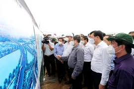 Thủ tướng Phạm Minh Chính kiểm tra Dự án đường cao tốc đoạn Mỹ Thuận-Cần Thơ. (Ảnh: Dương Giang/TTXVN)