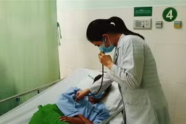 Bác sỹ thăm khám cho bệnh nhân. (Ảnh: TTXVN phát)