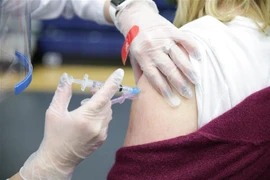 Nhân viên y tế tiêm vaccine phòng COVID-19 cho người dân tại Dayton, Ohio, Mỹ. (Ảnh: AFP/TTXVN)