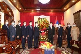Đoàn đại biểu tặng hoa, quà chúc mừng ông Viengxay Phommachanh, Tổng Lãnh sự quán Lào cùng toàn thể cán bộ, nhân viên đang công tác tại Tổng Lãnh sự quán tại Đà Nẵng nhân dịp Tết cổ truyền Bunpimay. (Ảnh: Trần Lê Lâm/TTXVN)