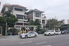 Cơ quan chức năng khám xét nhà của ông Phạm Hồng Hà, nguyên Chủ tịch UBND thành phố Hạ Long. (Ảnh: Thanh Vân/TTXVN)
