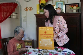 Phó Chủ tịch nước Võ Thị Ánh Xuân tặng quà cho Mẹ Việt Nam Anh hùng Nguyễn Thị Vàng, ở phường 4, thành phố Trà Vinh. (Ảnh: Phúc Sơn/TTXVN)