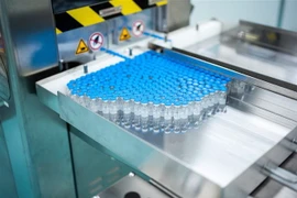 Sản xuất và đóng gói vaccine ngừa COVID-19. (Ảnh minh họa. Nguồn: THX/TTXVN)