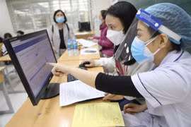 Khu vực nhập liệu, đưa thông tin của người được tiêm vaccine phòng COVID-19 lên hệ thống, khâu quan trọng trong việc cấp hộ chiếu vaccine. (Ảnh: Minh Quyết/TTXVN)