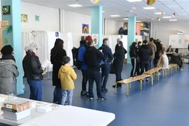 Cử tri Pháp bỏ phiếu tại vòng một cuộc bầu cử tổng thống ở Paris ngày 10/4. (Ảnh: AFP/TTXVN)