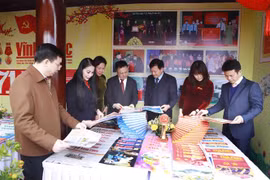Lãnh đạo Hội Nhà báo Việt Nam và lãnh đạo tỉnh Vĩnh Phúc tham quan một gian trưng bày các ấn phẩm của Hội Báo xuân Vĩnh Phúc năm 2022. (Ảnh: Hoàng Hùng/TTXVN)
