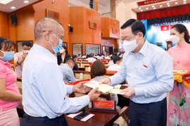 Chủ tịch Quốc hội Vương Đình Huệ tặng quà cán bộ, bác sỹ, người có công tại Thành phố Hồ Chí Minh. (Ảnh: Doãn Tấn/TTXVN)