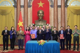 Chủ tịch nước Nguyễn Xuân Phúc, Trưởng Ban Cải cách Tư pháp Trung ương dự Lễ ký Quy chế phối hợp công tác giữa Văn phòng Chủ tịch nước và Viện Kiểm sát Nhân dân Tối cao. (Ảnh: Thống Nhất/TTXVN)