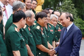 Chủ tịch nước Nguyễn Xuân Phúc gặp mặt các đại biểu Ban liên lạc Hội Cựu chiến binh toàn quốc mặt trận Vị Xuyên-Hà Tuyên. (Ảnh: Thống Nhất/TTXVN)