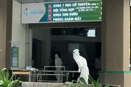 Nhân viên y tế dọn dẹp tại khu phong tỏa ở Thanh Hóa hồi tháng 9/2021. (Ảnh: Nguyễn Nam/TTXVN)