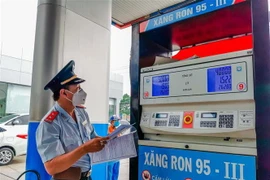 Kiểm tra một cây xăng. (Ảnh minh họa. Nguồn: TTXVN)