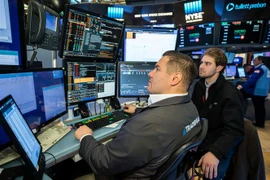 Giao dịch viên tại Sàn giao dịch chứng khoán New York, Mỹ. (Ảnh: THX/TTXVN)