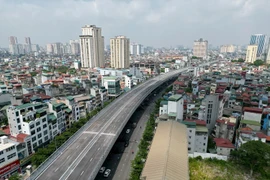 Tuyến đường bộ trên cao dọc đường Vành đai 2, đoạn từ cầu Vĩnh Tuy đến Ngã Tư Sở gồm cầu chính và cầu dẫn kết nối với các tuyến đường bên dưới.