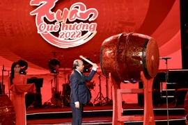 Chủ tịch nước Nguyễn Xuân Phúc đánh trống khai Xuân Nhâm Dần. (Ảnh: Lâm Khánh/TTXVN)