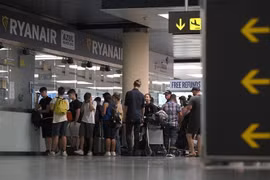 Hành khách chờ đổi vé của Hãng hàng không Ryanair ở sân bay El Prat, Tây Ban Nha do cuộc đình công của nhân viên hàng không châu Âu, ngày 30/6/2022. (Ảnh: AFP/TTXVN)