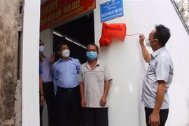 Bàn giao nhà ở cho người có công với cách mạng. (Ảnh minh họa. Nguồn: TTXVN)