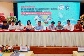 Ký kết biên bản ghi nhớ Mạng lưới ghép giác mạc khu vực miền Trung-Tây Nguyên, Bệnh viện Trung ương Huế. (Ảnh: TTXVN phát)