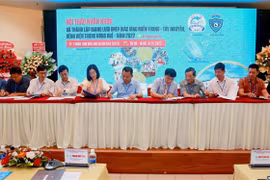 Ký kết biên bản ghi nhớ Mạng lưới ghép giác mạc khu vực miền Trung-Tây Nguyên, Bệnh viện Trung ương Huế. (Ảnh: TTXVN phát)