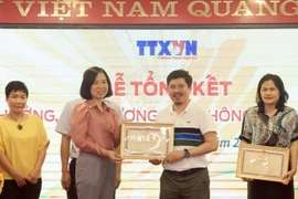 Tổng Giám đốc Thông tấn xã Việt Nam Vũ Việt Trang tặng Bằng Khen cho Báo Thể thao Văn hóa. (Ảnh: Tuấn Anh/TTXVN)