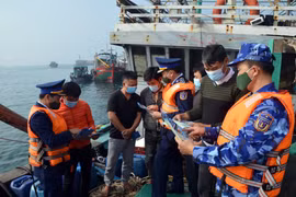 Tuyên truyền pháp luật cho bà con ngư dân tại âu đảo Bạch Long Vĩ. (Ảnh: TTXVN)