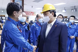Chủ tịch nước thăm, tặng quà công nhân Công ty lọc hóa dầu Bình Sơn. (Ảnh: Thống Nhất/TTXVN)