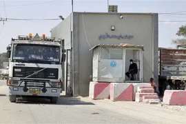 Xe tải đi qua cửa khẩu Kerem Shalom giữa Israel và Dải Gaza, tại Rafah ngày 1/9/2021. (Ảnh: AFP/TTXVN)