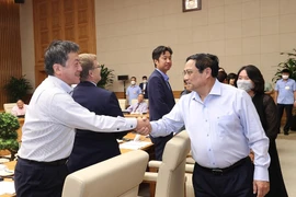 Thủ tướng Phạm Minh Chính với các chuyên gia, nhà khoa học và tổ chức quốc tế tại Việt Nam. (Ảnh: Dương Giang/TTXVN)