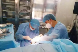 Bác sỹ quân y đảo Song Tử Tây phẫu thuật cấp cứu cho bệnh nhân Nguyễn Văn Tây. (Ảnh: TTXVN phát)