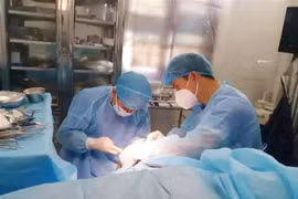 Bác sỹ quân y đảo Song Tử Tây phẫu thuật cấp cứu cho bệnh nhân Nguyễn Văn Tây. (Ảnh: TTXVN phát)