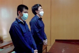 Hai bị cáo nghe tuyên án ngày 12/9. (Ảnh: Thành Chung/TTXVN)