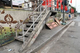Cảnh tượng nhếch nhác tại một số đoạn trên Con đường gốm sứ. (Nguồn: TTXVN)