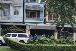 Lực lượng chức năng tỉnh Đồng Tháp có mặt tại nhà riêng của bà N.T.T.O. (Ảnh: TTXVN phát)