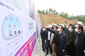 Thủ tướng Phạm Minh Chính kiểm tra tiến độ thi công cao tốc Bắc-Nam phía Đông đoạn Nghi Sơn-Diễn Châu. (Ảnh: Dương Giang/TTXVN)