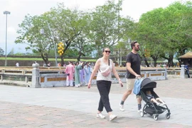 Du khách đến tham quan các địa điểm trong Quần thể di tích Cố đô Huế. (Ảnh: Tường Vi/TTXVN)