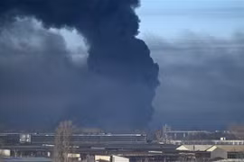 Khói bốc lên tại sân bay quân sự ở Chuguyev, gần Kharkiv, Ukraine ngày 24/2. (Ảnh: AFP/TTXVN)