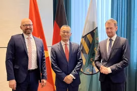 Từ trái sang: Quốc vụ khanh Bộ Kinh tế bang Thomas Kralinski, Đại sứ Vũ Quang Minh và Thủ hiến bang Michael Kretschmer. (Ảnh: Mạnh Hùng/TTXVN)