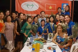 Đại sứ Dương Hải Hưng chụp ảnh với các đại diện của cộng đồng người Việt Nam tại Cyprus. (Ảnh: Dương Hoa/TTXVN)
