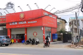 Lúc 9h45, tiệm bánh này vẫn chưa đóng cửa hoàn toàn dù đã được cơ quan chức năng yêu cầu đình chỉ hoạt động. (Ảnh: Chu Quốc Hùng/TTXVN)