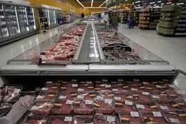 Bày bán thịt bò tại một siêu thị ở Buenos Aires, Argentina. (Ảnh: AFP/TTXVN)