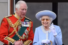 Nữ hoàng Elizabeth II và con trai Thái tử Charles - người vừa trở thành tân vương. (Nguồn: AFP)