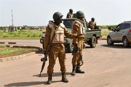 Binh sỹ Burkina Faso tuần tra tại Ouagadougou. (Ảnh: AFP/TTXVN)