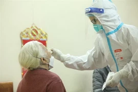 Lấy mẫu xét nghiệm COVID-19. (Nguồn: TTXVN)