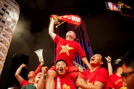 Người hâm mộ Thành phố Hồ Chí Minh ăn mừng chiến thắng của U23 Việt Nam. (Ảnh: Hồng Đạt/TTXVN)