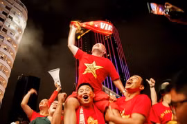 Người hâm mộ Thành phố Hồ Chí Minh ăn mừng chiến thắng của U23 Việt Nam. (Ảnh: Hồng Đạt/TTXVN)