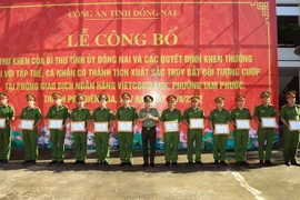 Giám đốc Công an tỉnh Đồng Nai biểu dương khen thưởng các cá nhân có thành tích xuất sắc trong truy bắt đối tượng cướp ngân hàng. (Ảnh: TTXVN phát)