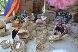 Lao động nữ tại một cơ sở dệt cói. (Nguồn: TTXVN)