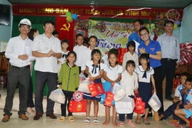 Trao quà cho trẻ em tại chương trình 'Vui hội trăng rằm.' (Ảnh: Phạm Cường/TTXVN)